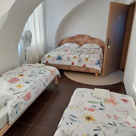 - Kaj & Kaja * Slivnica pri Mariboru